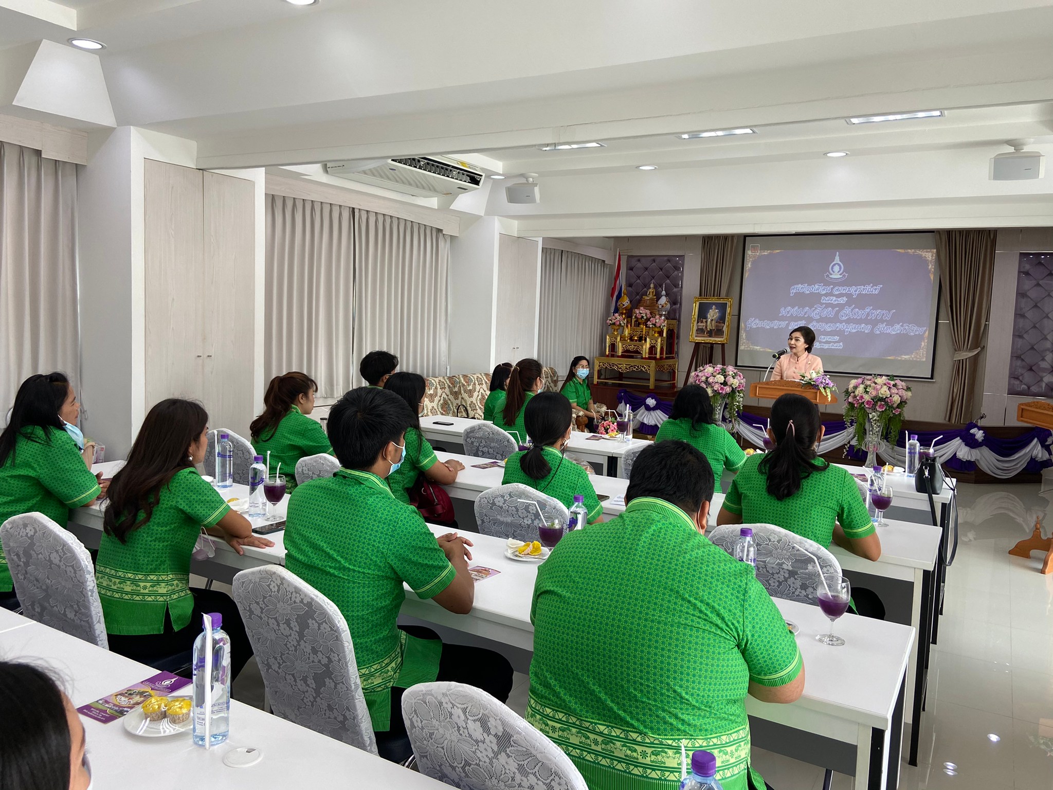 กศน. อำเภอบางมูลนาก จัดโครงการพัฒนาบุคลากร ศึกษาดูงาน ณ. จังหวัดอุทัยธานี