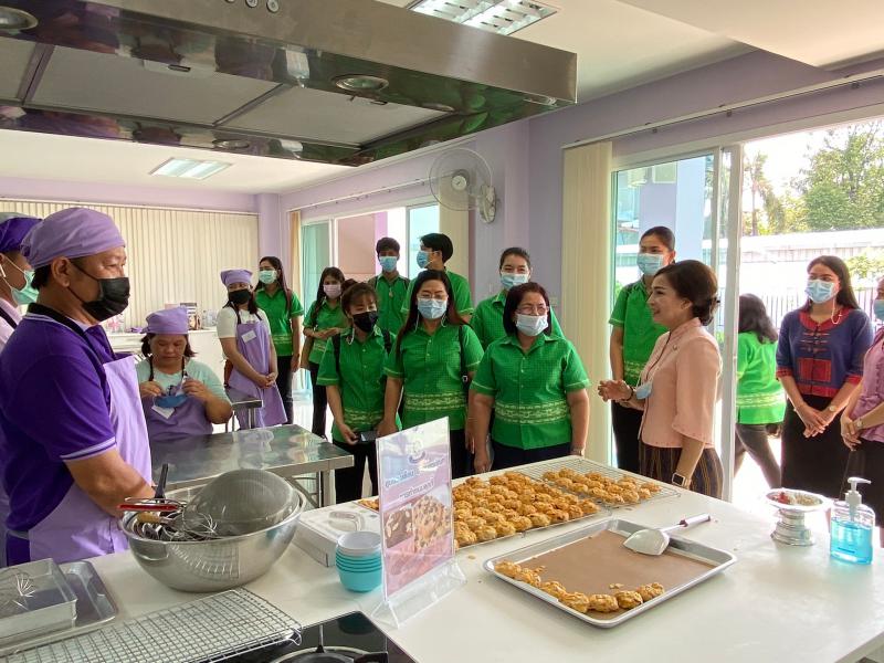 9. กศน. อำเภอบางมูลนาก จัดโครงการพัฒนาบุคลากร ศึกษาดูงาน ณ. จังหวัดอุทัยธานี