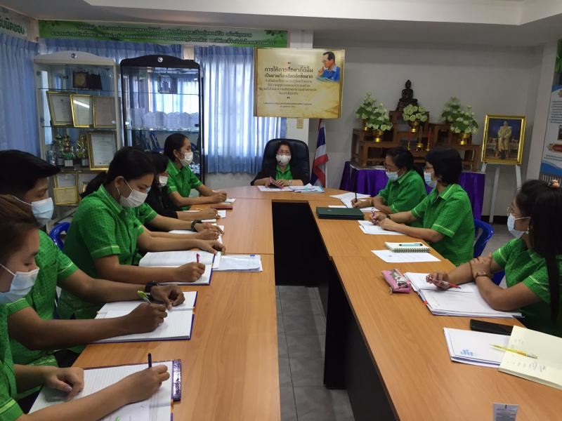2. สถานศึกษาประชุมชี้แจงและมอบนโยบาย กศน.ให้กับคณะครู กศน. และร่วมบันทึกข้อตกลงความร่วมมือการจัดการศึกษานอกระบบระดับการศึกษาขั้นพื้นฐาน